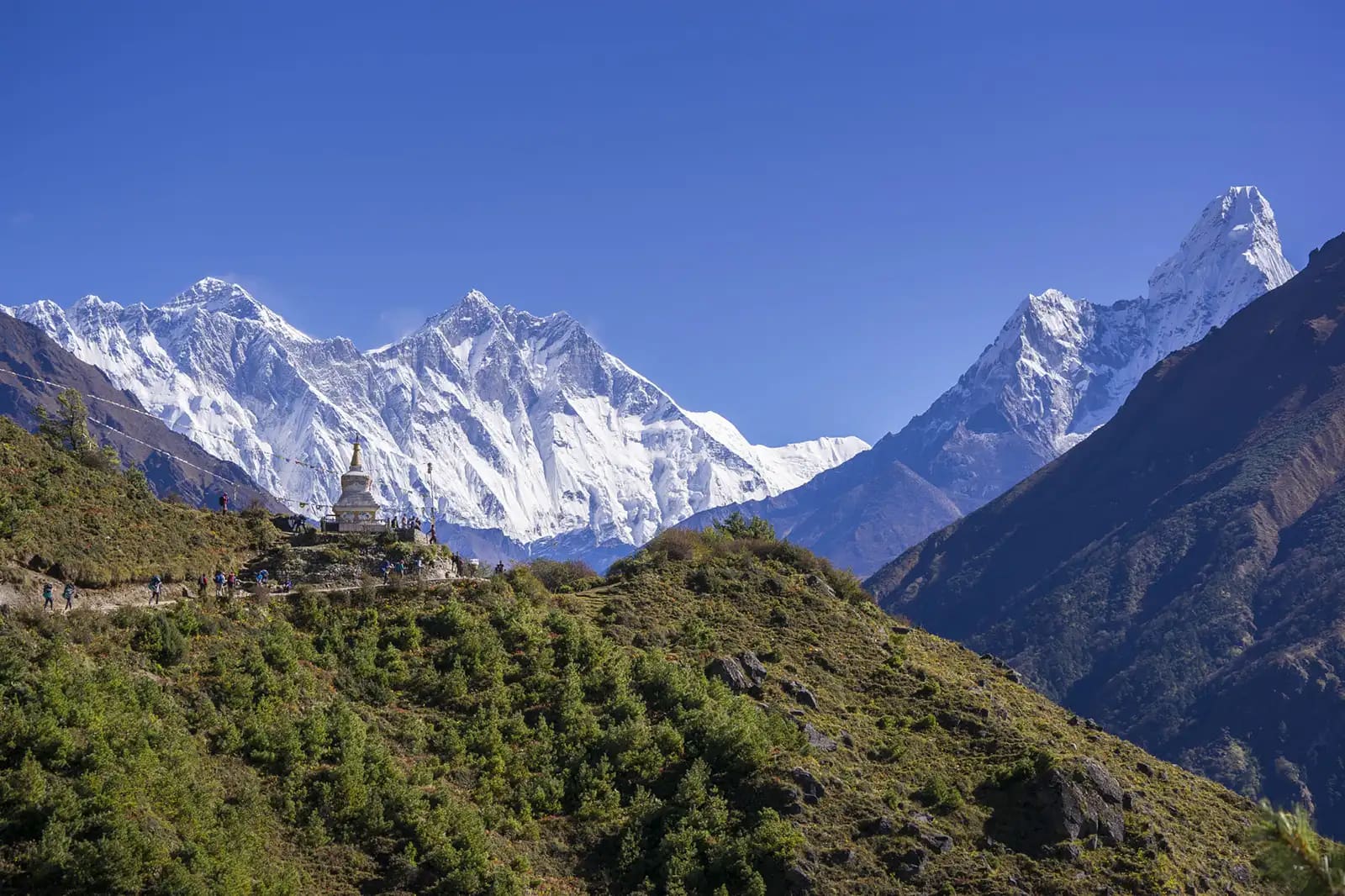 Mount Ama Dablam and its surroundings