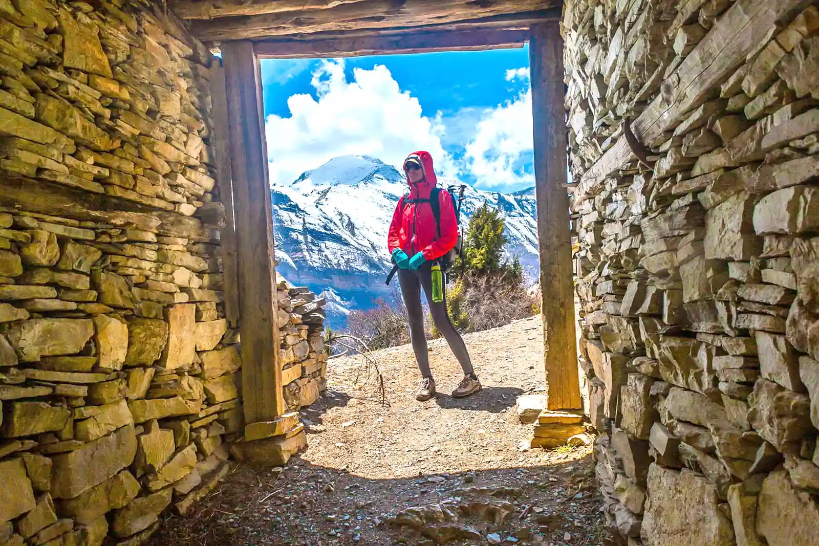 Photo Beautiful Woman Traveler Backpacker Mountains Way
